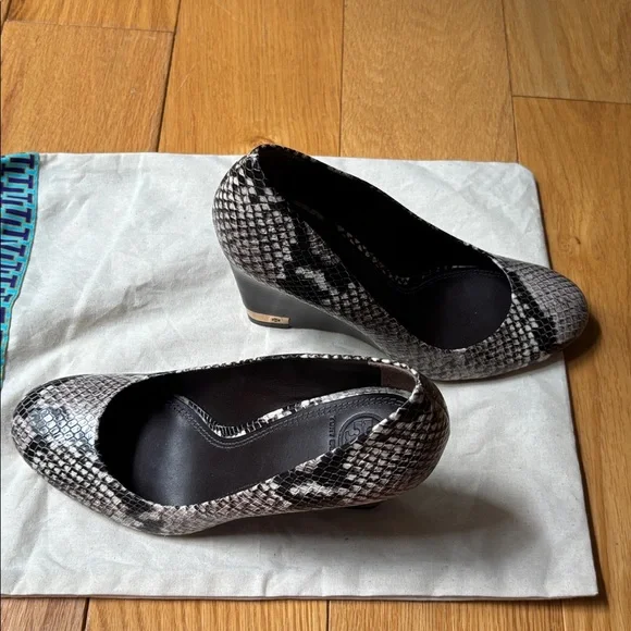 Tory Burch Astoria Leather Snakeskin Print Wedges Sz 8 - Picture 11 of 15